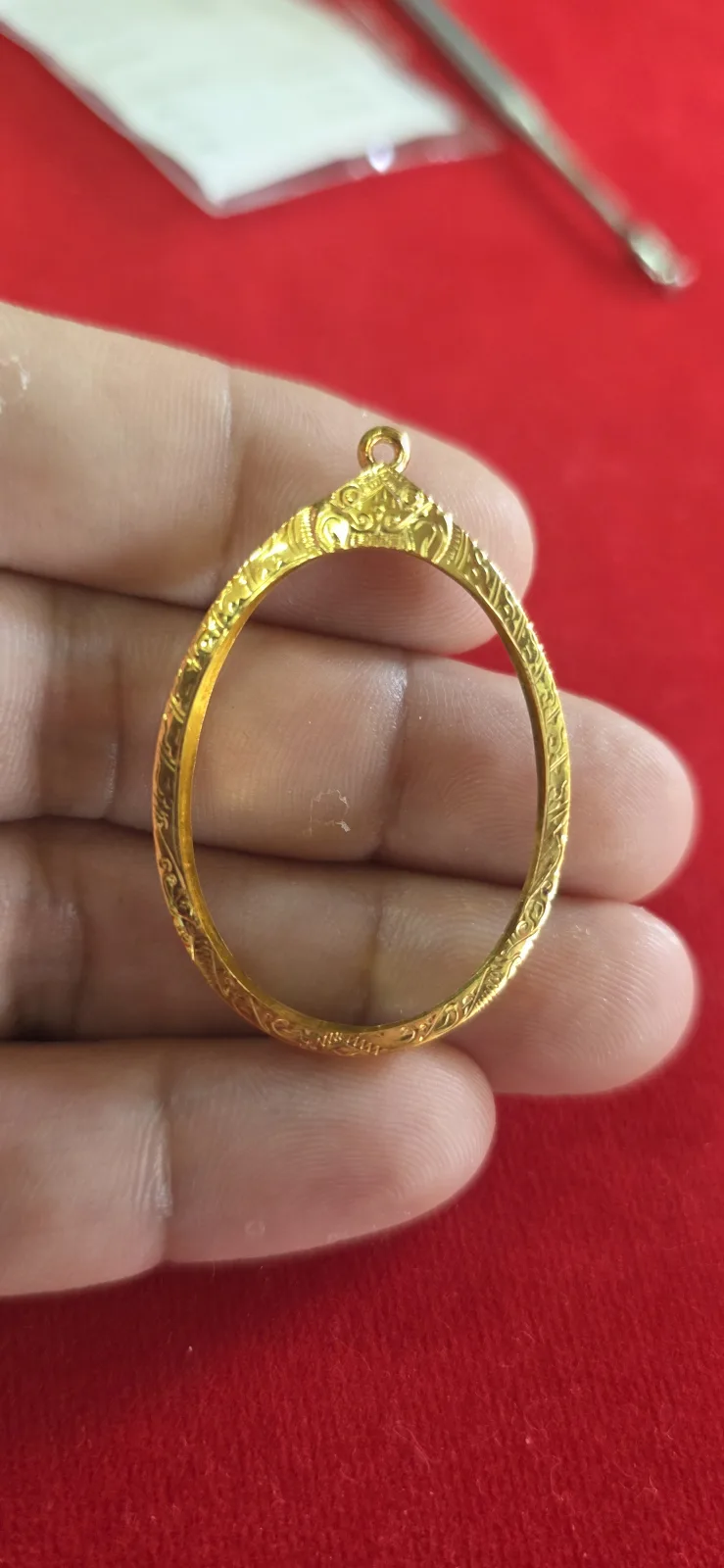 กรอบทรงไข่สิงเดี่ยวลายไทย 椭圆形单狮子头雕花金壳 กรอบทอง #275 - Max Decc