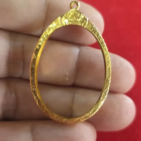กรอบทรงไข่สิงเดี่ยวลายไทย 椭圆形单狮子头雕花金壳 กรอบทอง #275 - Max Decc