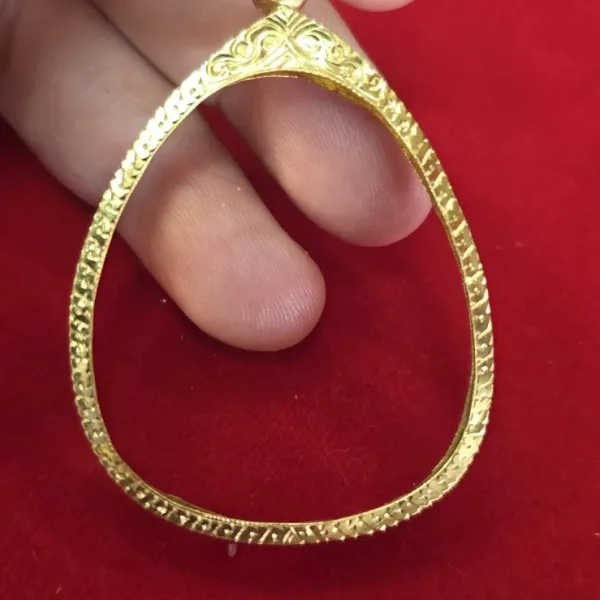 กรอบทองพระปิตดตา 必达形金壳
