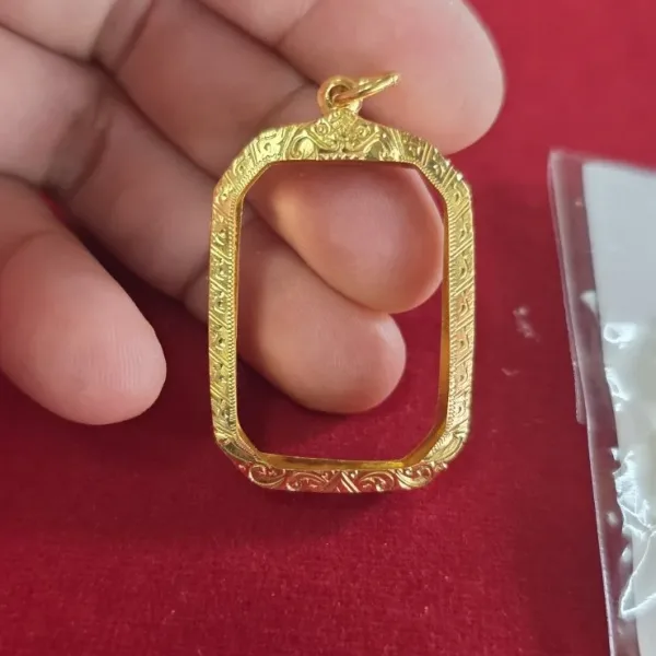 กรอบทองทรง8เหลี่ยม 8角形金壳
