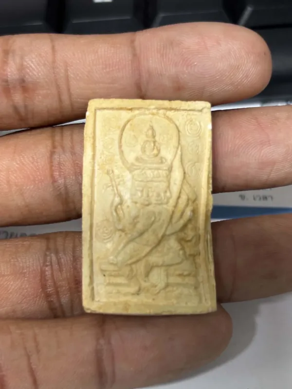 พระพุทธเจ้าเหนือพรหม หลวงปู่ดู่ พรหมปัญโญ รุ่นแรก 2517 ผงพุทธคุณผสมปูน (ผงมหาจักรพรรดิ) พิมพ์ใหญ่ (มีขอบ) วัดสะแก พระนครศรีอยุธยา ไม่ระบุจำนวนแน่ชัด (สร้างแจกผู้ปฏิบัติธรรม)
