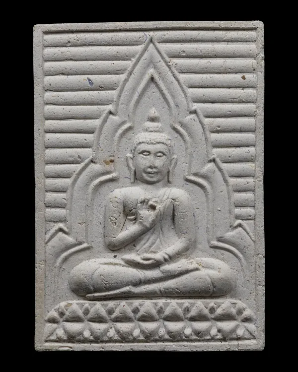 พระผงของขวัญ หลวงปู่สด (พระมงคลเทพมุนี) รุ่น 4 (พระธรรมขันธ์) ปี พ.ศ. 2514 เนื้อ ผงพุทธคุณ พิมพ์ กรรมการพิเศษ (จัมโบ้) วัดปากน้ำ ภาษีเจริญ กรุงเทพมหานคร ไม่ระบุแน่ชัดในพิมพ์พิเศษ