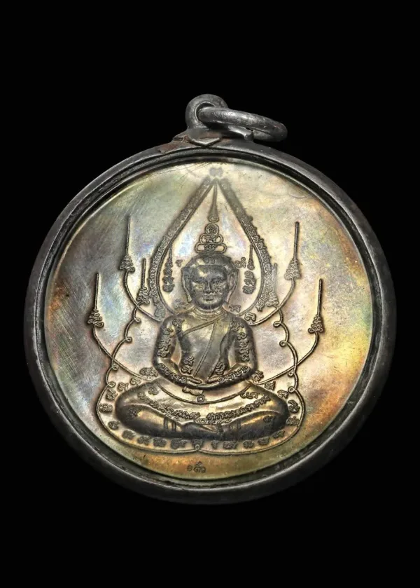 เหรียญบรมครู (เหรียญองค์ครู) พระครูวิมลญาณอุดม (พระอาจารย์ติ๋ว) รุ่นแรก (ที่ระลึกพิธีไหว้ครู) ปี 2550 เนื้อนวโลหะ (หรือเนื้อสัมฤทธิ์ปัดผิว) พิมพ์ทรงกลมรูปไข่ หลังยันต์บรมครู วัดมณีชลขัณฑ์ จ.ลพบุรี