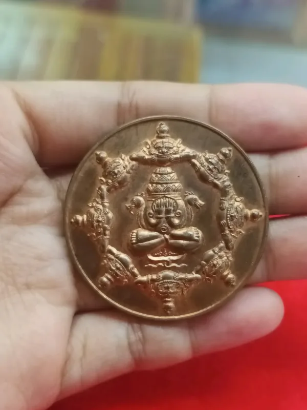 เหรียญพระปิดตาพังพะกาฬ (พิมพ์ใหญ่ ขนาด 4 ซม.) พล.ต.ต.ขุนพันธรักษ์ราชเดช (เจ้าพิธี) และพ่อท่านกลั่น วัดเขาอ้อ รุ่น มงคลจักรวาลขุนพันธ์พุทธาคมเขาอ้อ ปี 2544 เนื้อทองแดง (ผิวไฟ/ตอกโค้ดนะมหามงคล) พิมพ์พระปิดตาพังพะกาฬหัวบายศรี ล้อมด้วยพระราหู 8 ตน วัดเขาอ้อ พัทลุง