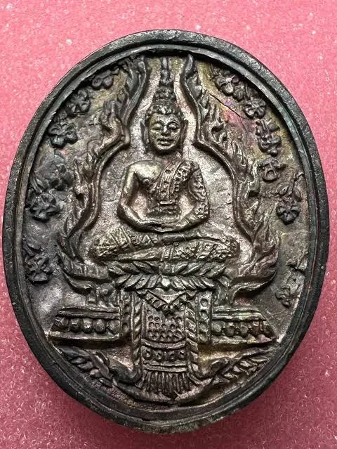 เหรียญหล่อฉีดพระแก้วมรกต (หลังยันต์ดวงมงคล / พิมพ์จำลองเหรียญปี 2475) หลวงพ่อเกษม เขมโก (สุสานไตรลักษณ์) รุ่นอธิษฐาน ปี 2536 เนื้อนวโลหะผิวกลับดำ พิมพ์ใหญ่ สำนักสุสานไตรลักษณ์ จ.ลำปาง 3,999 องค์ (สำหรับเนื้อนวโลหะ)