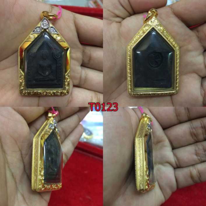 ตลับทองกันน้ำ ฉลุลายบนล่าง ยอดบนฝังเพชรทรงใบใม้3เม็ดชุบหน้าขาว กลางขัดเงา ข้างลวดเกลียว2เส้น ข้าง+หลังลายไทย   - T0123