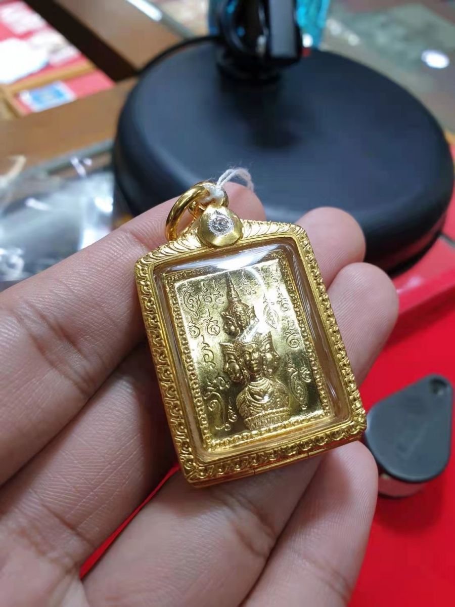 ตลับหน้าโอธรรมดา ยอดฝังเพชรทรงยอดน้ำตามแบบ ข้างเพชรหน้าและหลังแกะลายปาด ล่างลายแข้งสิงห์ - T0346