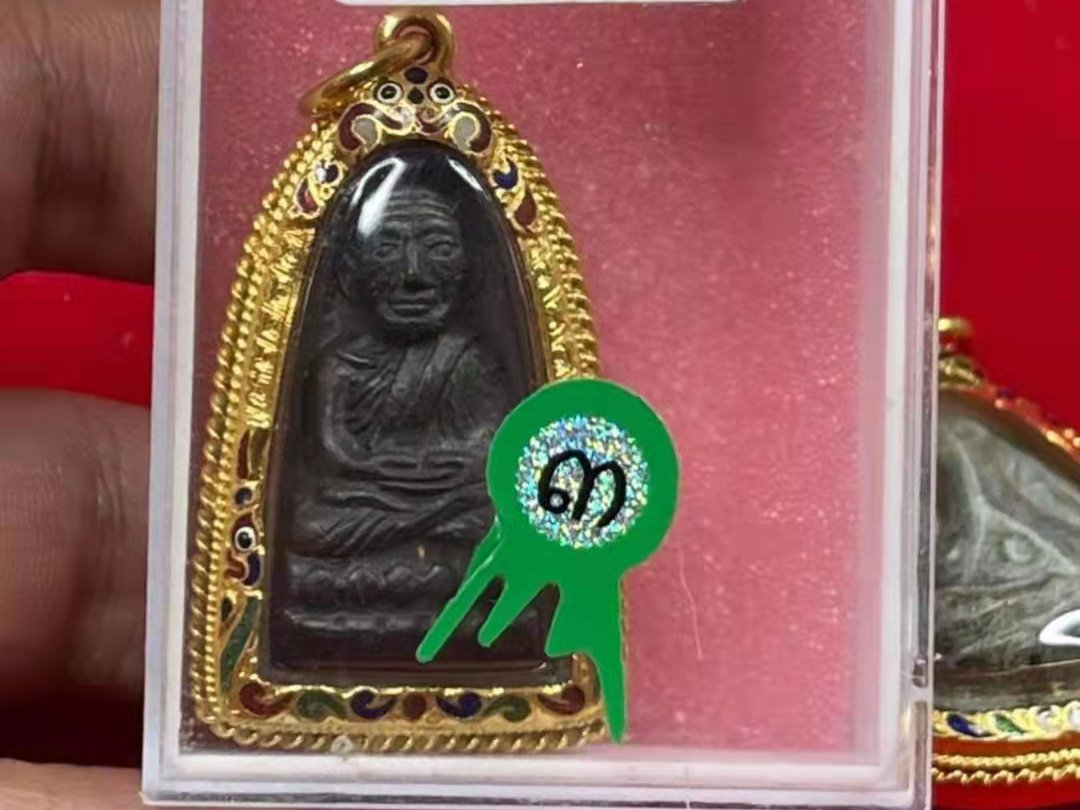 ตลับกันน้ำ3 หูตามแบบกรอบกหน้า แต่ลงยา2สี หัวสิงห์สีแดงตามแบบ ล่างสีน้ำเงินสลับสีแดง(ดอกสลับดอก) - T0375