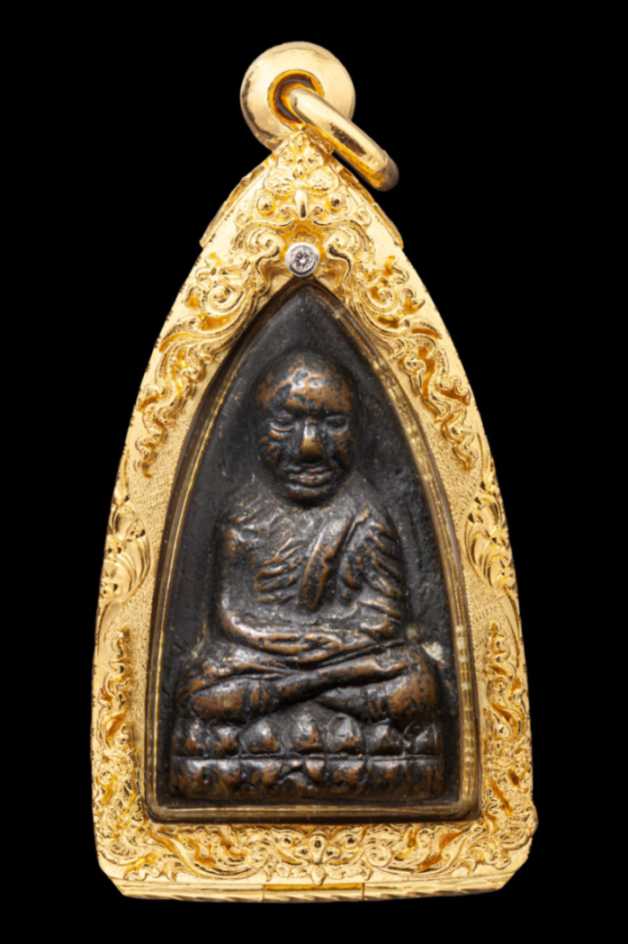 ตลับหน้าโอติดซุ้มลายหล่อ บนลายสิงห์ฝังเพชร No.57 ล่างลายพญานาค No.56 ผสมเลเซอร์ตัวหนังสือลงยาสีตามสั่ง ตรงกลางลายทรายผสมลายไทย หลังลายแข้งสิงห์ - T0464