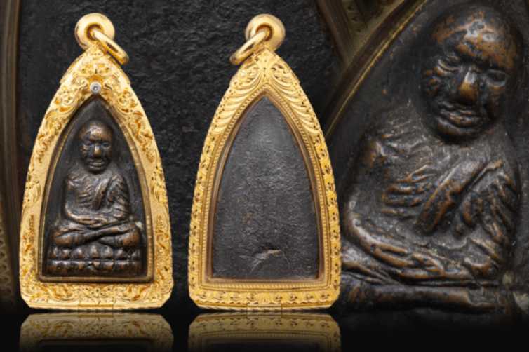 ตลับหน้าโอติดซุ้มลายหล่อ บนลายสิงห์ฝังเพชร No.57 ล่างลายพญานาค No.56 ผสมเลเซอร์ตัวหนังสือลงยาสีตามสั่ง ตรงกลางลายทรายผสมลายไทย หลังลายแข้งสิงห์ - T0464 (ภาพ 2)