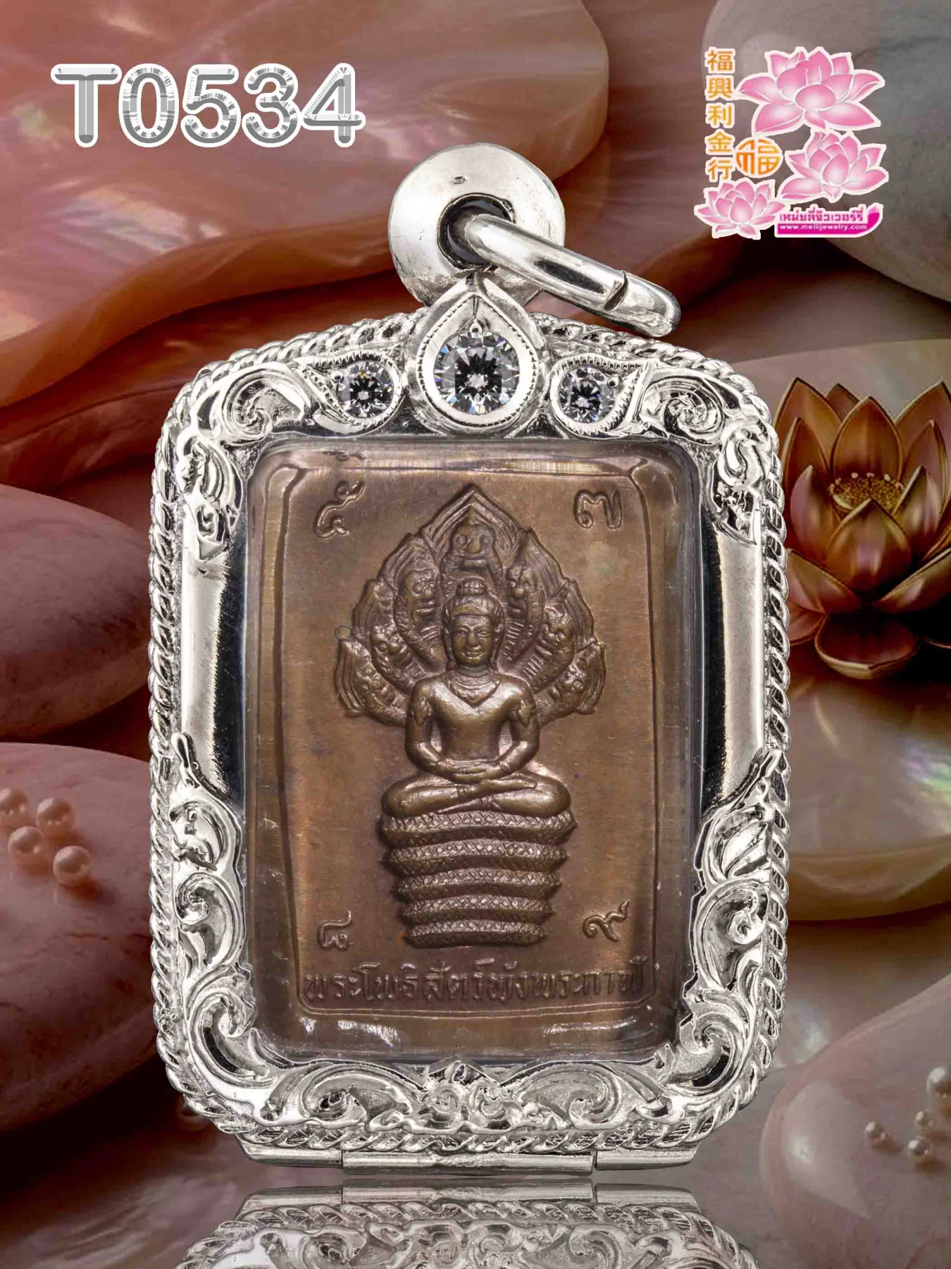 ตลับหน้าโอ ฉลุลายบนล่าง ยอดบนฝังเพชรทรงใบใม้3เม็ดชุบหน้าขาว กลางขัดเงา ข้างลวดเกลียว2เส้น ข้าง+หลังลายไทย - T0534