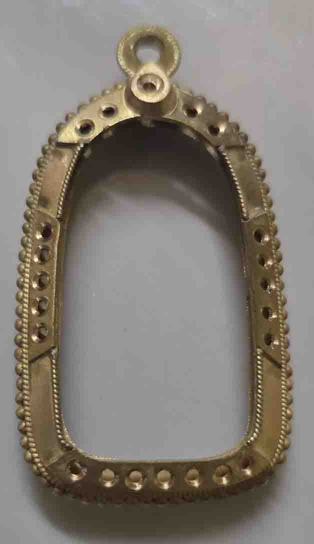 กรอบฝังเพชรยกกระเบาะบน-ดลาง-ล่าง ยอดบนทางยอดน้ำใหญ่ หูและขอบในติดลวดเกลียว ตรงกลางขัดเงา แผ่นหลังแกะลายไทยแข้งสิงห์ ข้างลวดเกลียวไข่ปลา