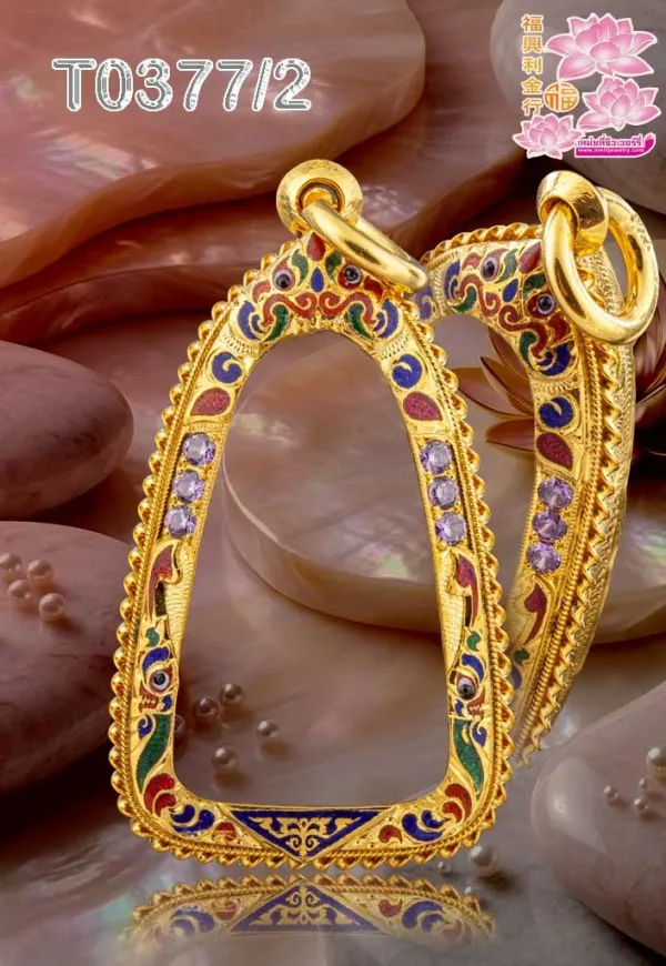 กรอบงานมือหน้าโอติดซุ้มเพิ่มลายซ้ายขวาลงยาบนล่างหลากสี ตรงกลางฝังเพชร ลวดเกลียวสามชั้น - T0377/2