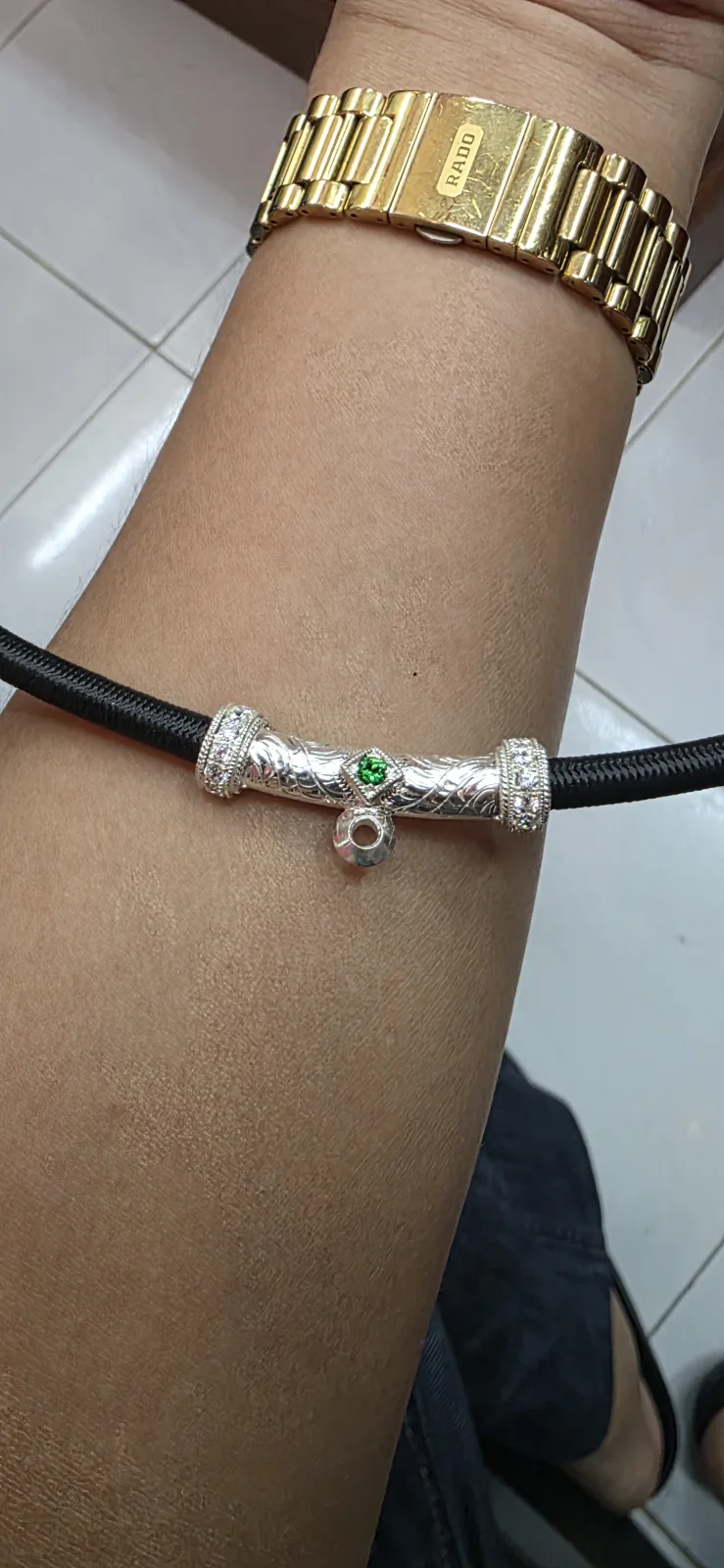 สร้อยพระเชื่อกหนา 5.5mm ใส่พระ 2 องค์บน-ล่าง แบบหลอดโค้งบนยาว 20 mm ล่างยาว 4 mm  หลอดฝังเพชรข้างลวดเกียวซ้ายขวา แกะลายไทย - T0574silver (ภาพ 2)