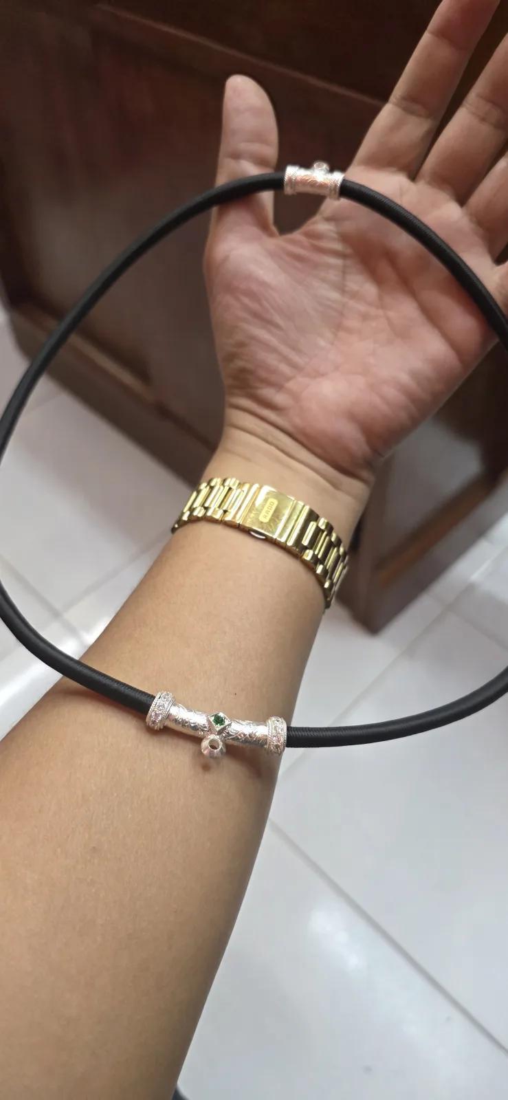 สร้อยพระเชื่อกหนา 5.5mm ใส่พระ 2 องค์บน-ล่าง แบบหลอดโค้งบนยาว 20 mm ล่างยาว 4 mm  หลอดฝังเพชรข้างลวดเกียวซ้ายขวา แกะลายไทย - T0574silver (ภาพ 3)