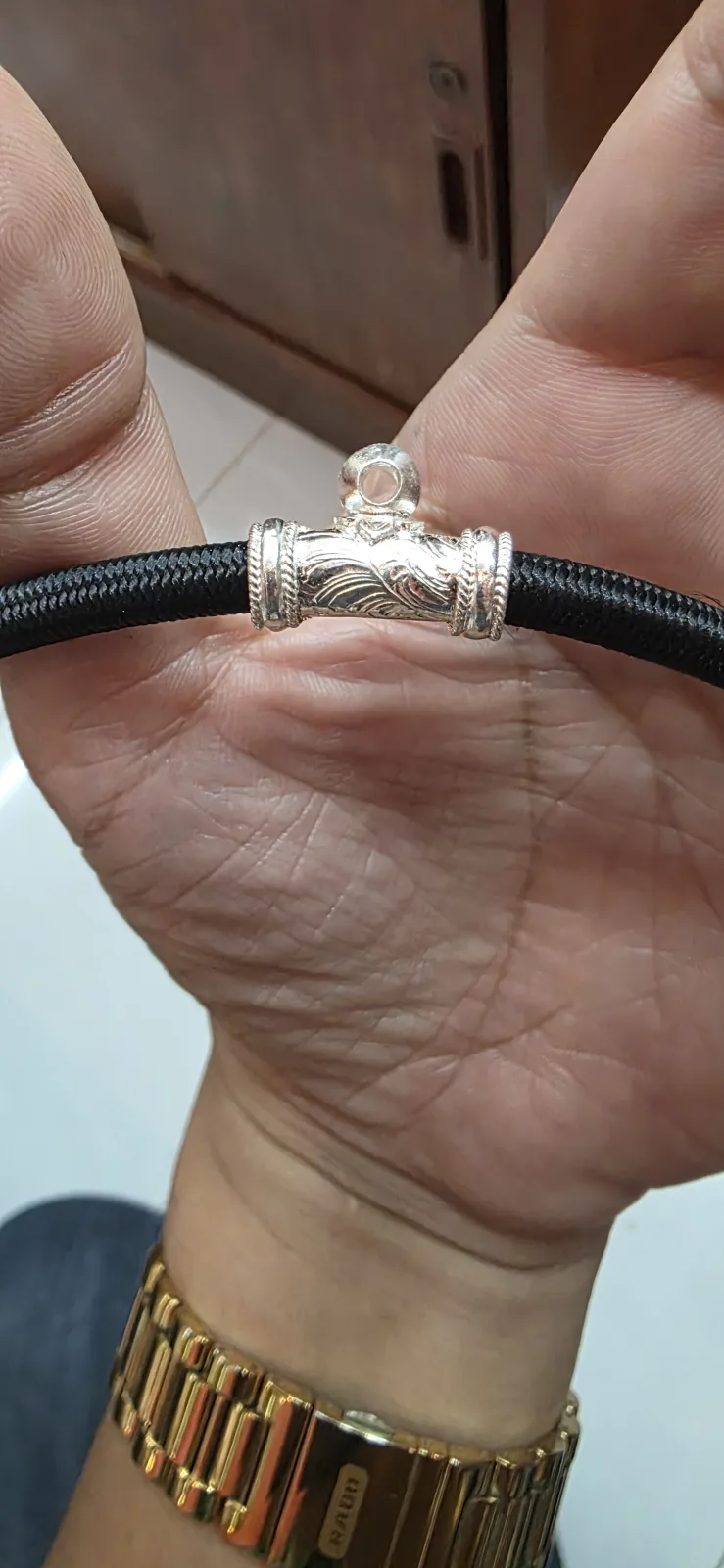 สร้อยพระเชื่อกหนา 5.5mm ใส่พระ 2 องค์บน-ล่าง แบบหลอดโค้งบนยาว 20 mm ล่างยาว 4 mm  หลอดฝังเพชรข้างลวดเกียวซ้ายขวา แกะลายไทย - T0574silver (ภาพ 4)