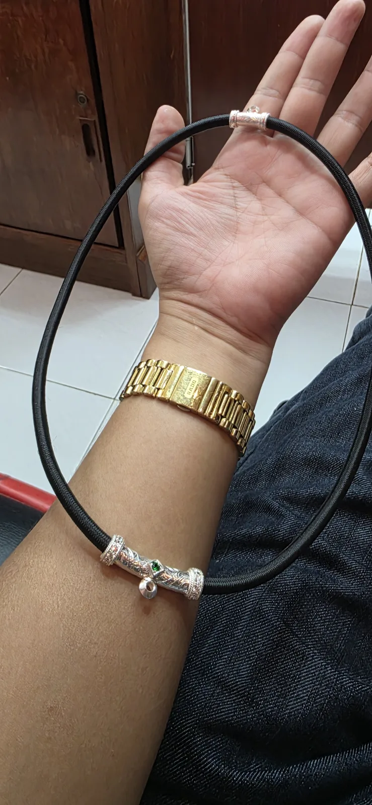 สร้อยพระเชื่อกหนา 5.5mm ใส่พระ 2 องค์บน-ล่าง แบบหลอดโค้งบนยาว 20 mm ล่างยาว 4 mm  หลอดฝังเพชรข้างลวดเกียวซ้ายขวา แกะลายไทย - T0574silver (ภาพ 5)