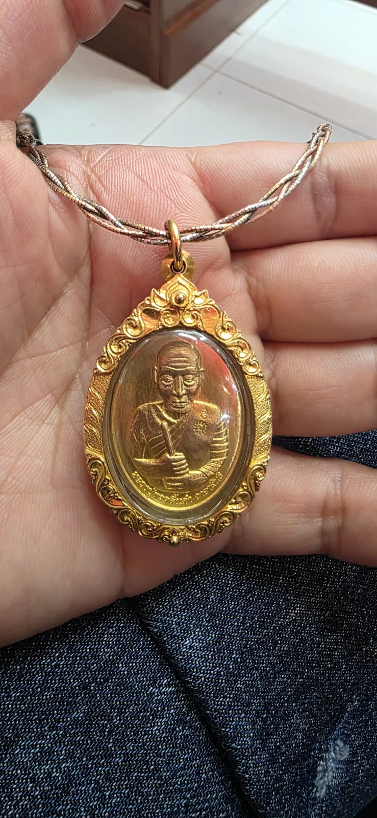​กรอบหน้าโอบนล่างลายเถาวัลย์ ดอกเกสรบนล่างตามแบบ กลางลายทรายแกะลายตาม้า ข้างและหลังลายไทย - T0575