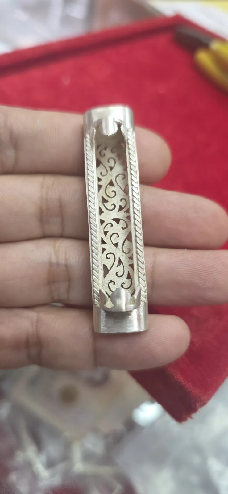 ตลับตะกรุดข้อมือกันน้ำหลังปิดฉลุลายข้าง+หลัง ฝาบัวข้างลวดเกลียว - T0578 (ภาพ 2)