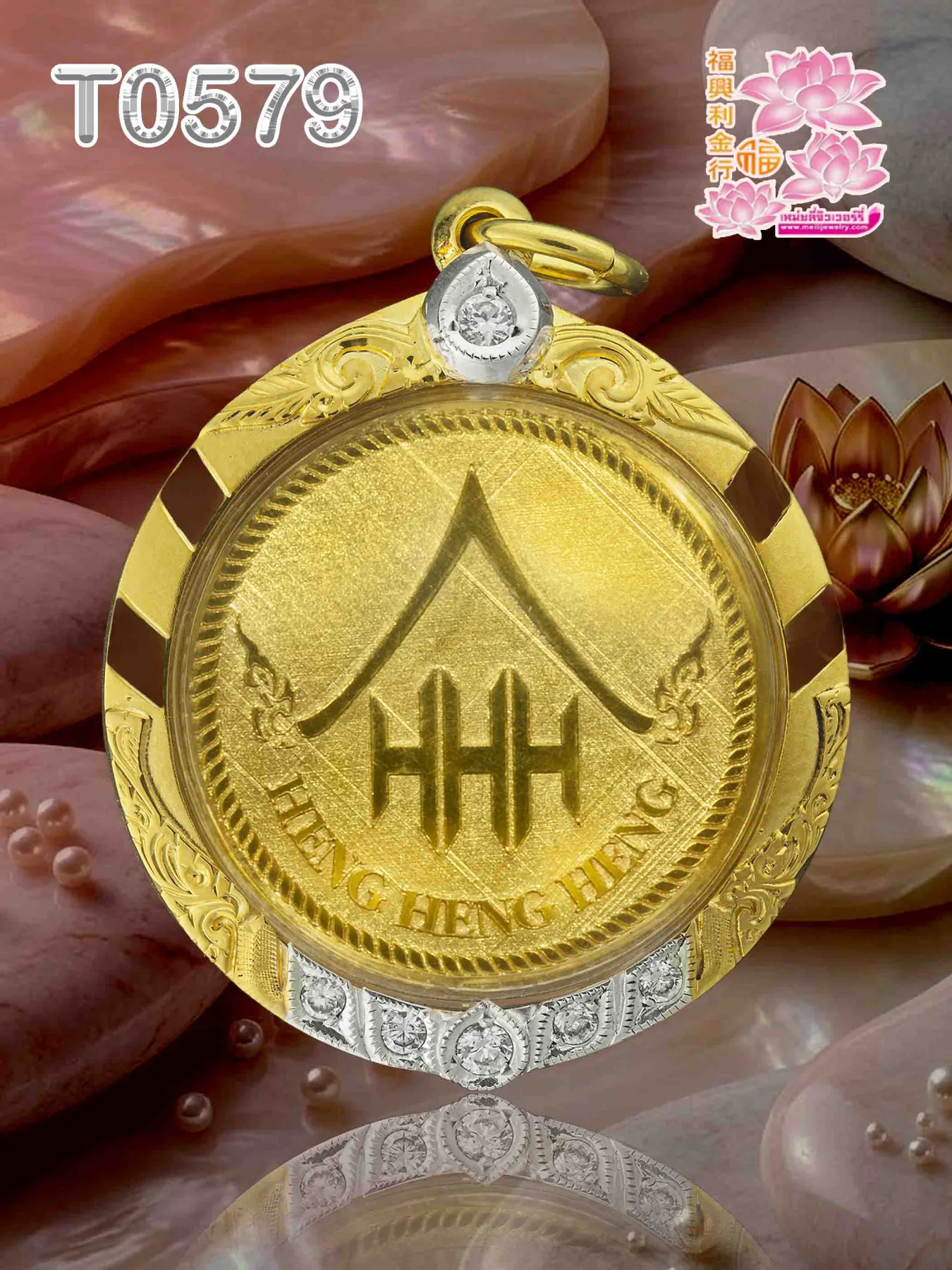 กรอบหน้าโอ บนลายฉลุเถาวัลย์ ยอดฝังเพชรทรงหยดน้ำชุบหน้าขาว1เม็ด ล่างลายพญานาคผสมฝังเพชร ทรงใบไม้ 2ชั้น 5เม็ดชุบหน้ขาว ตรงกลางลายทรายสลับขัดเงา ข้างและหลังลายไทย - T0579